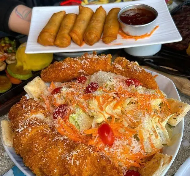 اسپرینگ رول ترد و سالاد سزار با مرغ سوخاری لذیذ، از بهترین‌های منوی کافه رستوران دریا باز، انتخابی عالی برای هر سلیقه.