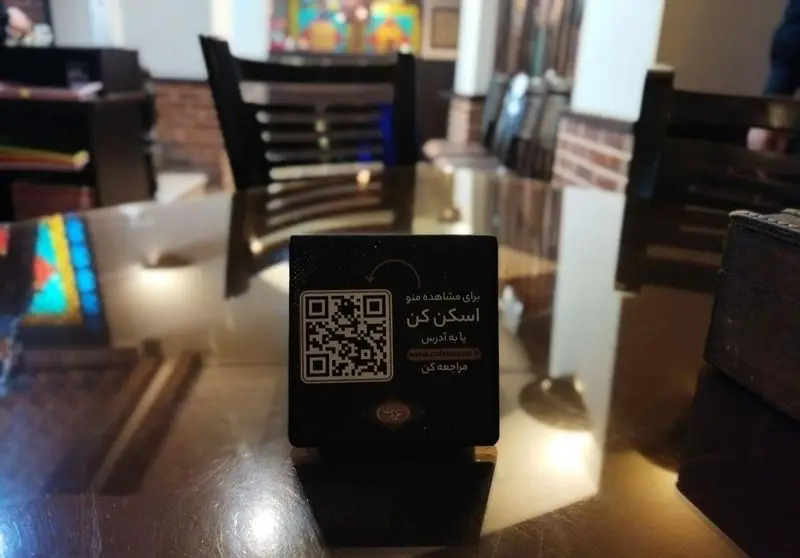 پایه QR کد منوی دیجیتال در فضای داخلی رستوران سنتی عمارت برای سفارش آنلاین غذا، نوشیدنی و دسترسی آسان به منو.