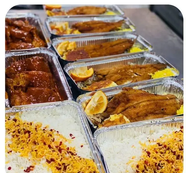 سفارشات کترینگ رستوران سید/شهرری: ظروف آماده شامل برنج زعفرانی با زرشک، ماهی کامل سرخ شده با برش پرتقال و مرغ مجلسی در سس.