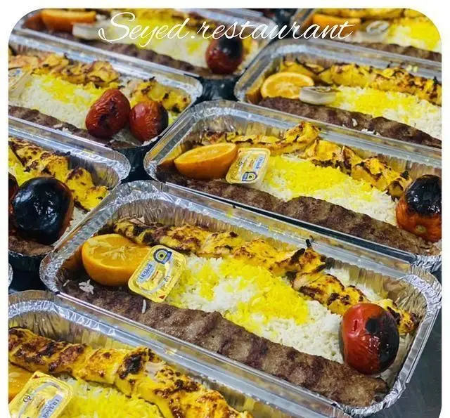 سفارشات کباب کوبیده و جوجه کباب لذیذ با برنج زعفرانی و مخلفات تازه از رستوران سید شهرری، غذای آماده برای بیرون بر.