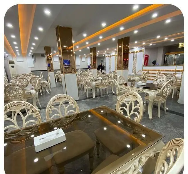 فضای داخلی شیک رستوران سید شهرری با میز و صندلی‌های مجلل، مناسب برای یک تجربه غذایی دلپذیر و لوکس.