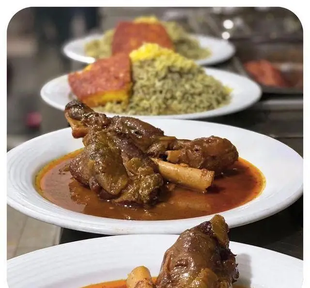 ماهیچه گوسفندی مجلسی در سس مخصوص، به همراه سبزی پلو و ته چین زعفرانی در رستوران سید شهرری، یک غذای اصیل و لذیذ ایرانی.