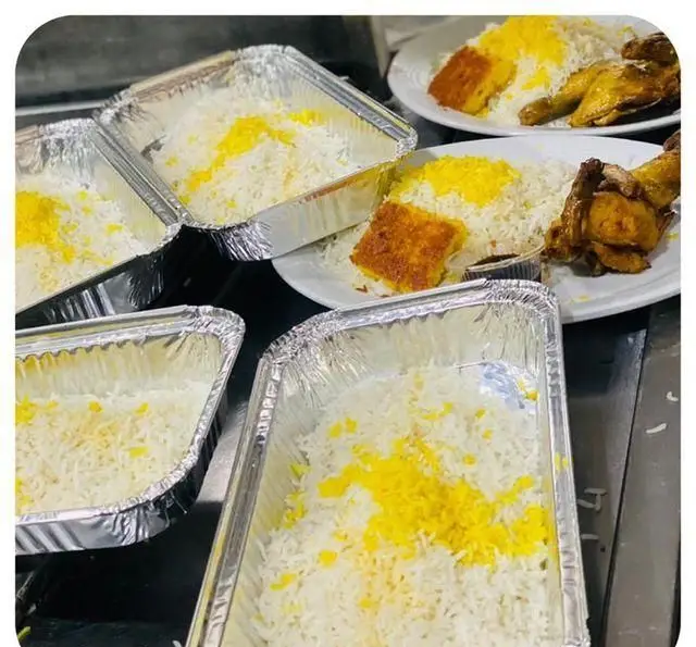 غذای لذیذ رستوران سید شهرری: چلو مرغ زعفرانی با ته دیگ طلایی و پرس های بیرون بر غذای ایرانی آماده سرو و ارسال.