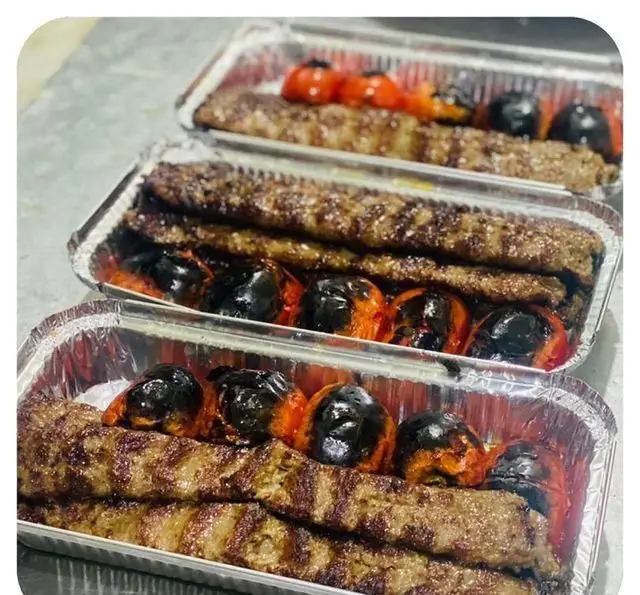 تصویر سه ظرف کباب کوبیده داغ و گوجه کبابی خوش‌طعم رستوران سید شهرری، بهترین غذای بیرون‌بر ایرانی و سنتی