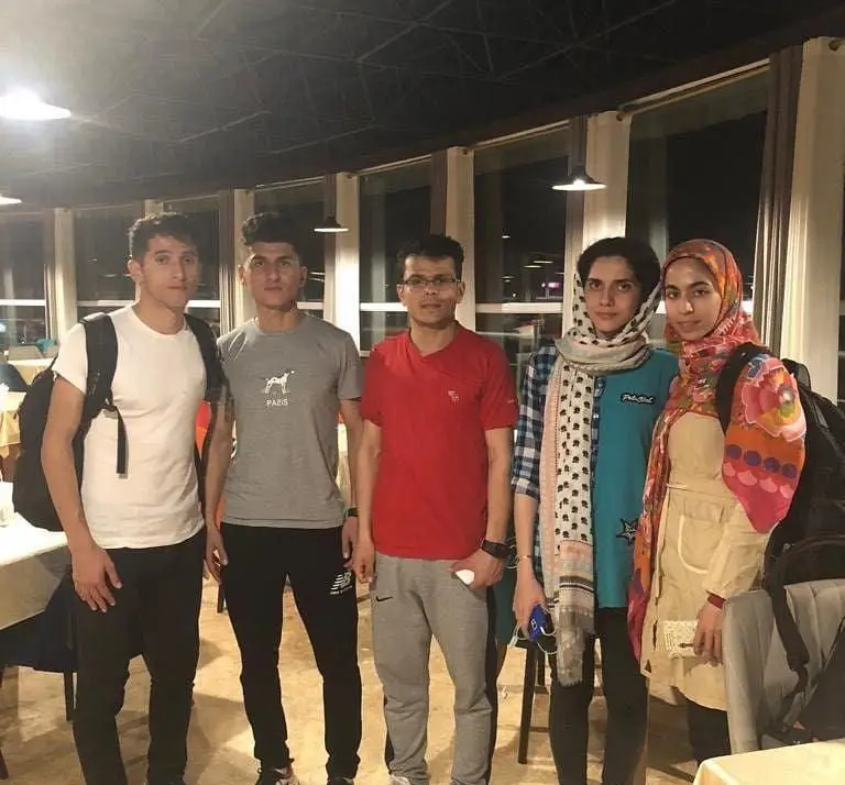 پنج جوان شاد و خندان در رستوران پرشین گلف، دورهمی دوستانه و دلپذیری را تجربه می‌کنند. فضایی گرم و دلنشین برای مشتریان.