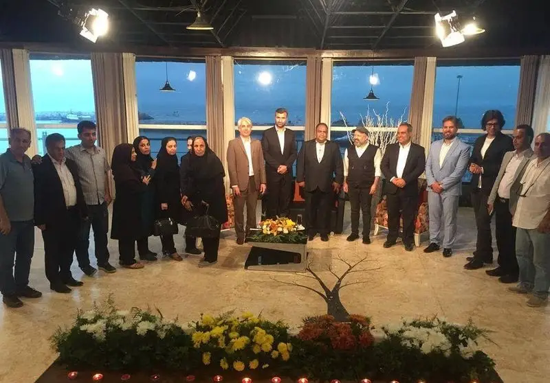 مهمانان در رستوران پرشین گلف با دکوراسیون شیک و منظره خلیج فارس، محیطی عالی برای برگزاری مراسم و دورهمی.