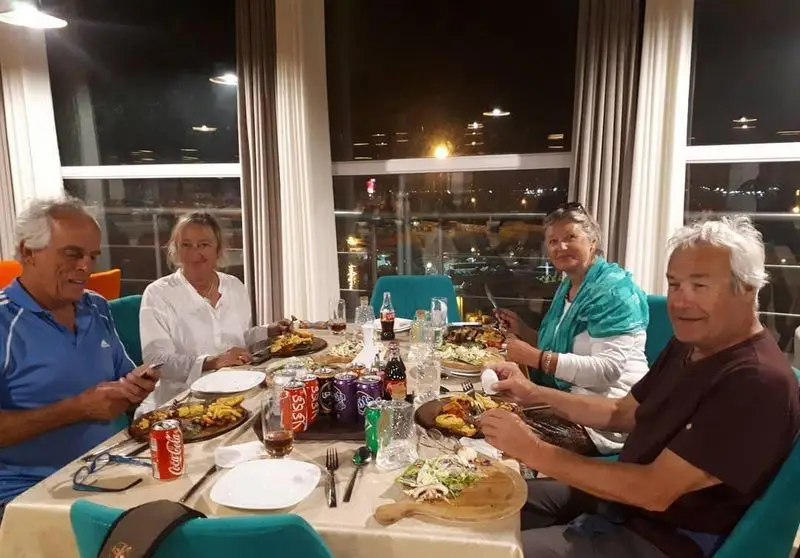 مشتریان در رستوران پرشین گلف در حال لذت بردن از یک شام لذیذ با منظره شب زیبا. فضای دلنشین و دوستانه برای تجربه غذایی عالی.