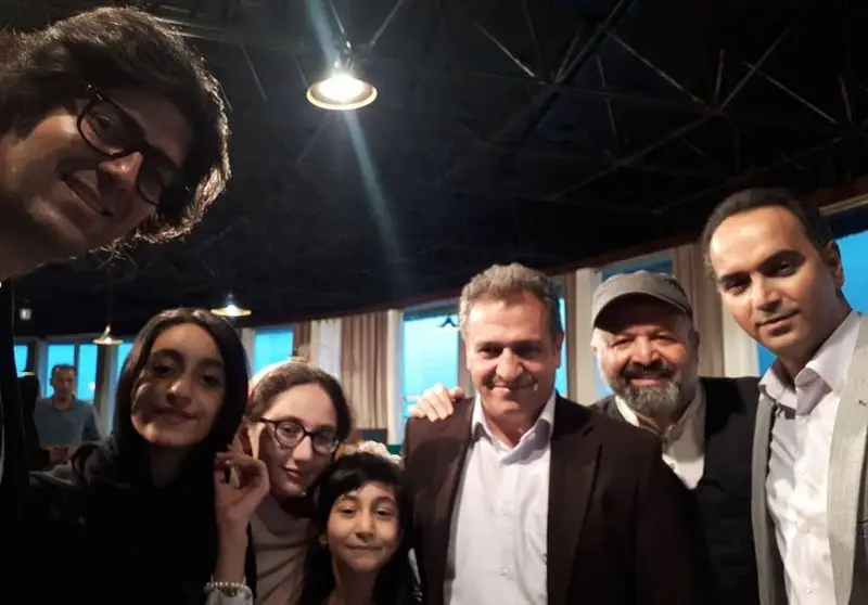 لبخند رضایت مشتریان و مهمانان عزیز رستوران پرشین گلف در یک دورهمی خانوادگی و دوستانه در فضای گرم و صمیمی.