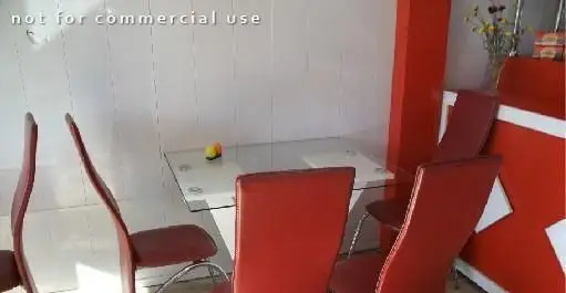 نمای داخلی شیک و جذاب فست فود بلن برگر با دکوراسیون مدرن قرمز و سفید، شامل میز و صندلی‌های راحت و محیطی دلنشین برای صرف برگر و غذا.