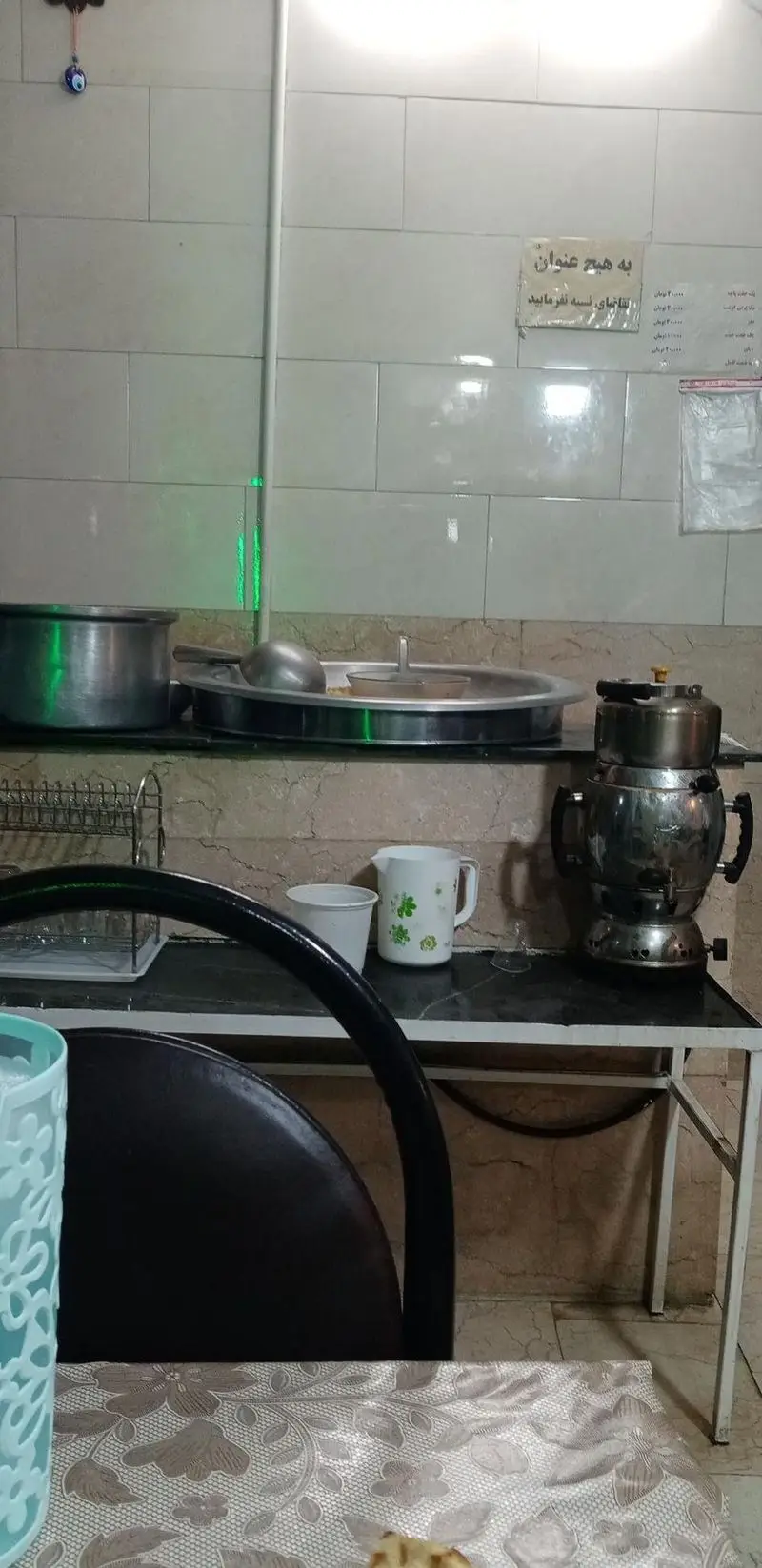 نمای داخلی طباخی فراهانی، آشپزخانه‌ای سنتی با سماور، قابلمه‌ها و ظروف آماده‌سازی دیزی و کله‌پاچه برای مشتریان.