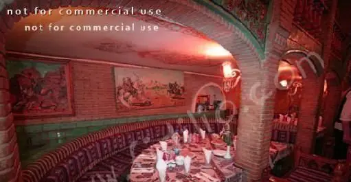 فضای داخلی رستوران سنتی عالی قاپو، با طاق‌های آجری، نقاشی‌های دیواری تاریخی، نیمکت‌های سنتی و میزهای آماده پذیرایی در فضایی گرم.