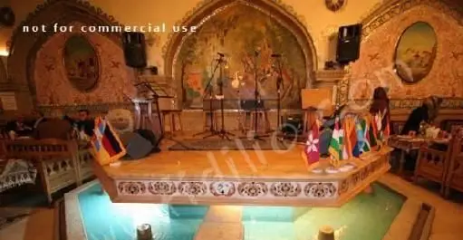 فضای مجلل و دلنشین رستوران سنتی عالی قاپو اصفهان، با معماری اصیل، استیج موسیقی زنده و حوض آب، بهترین تجربه غذاخوری.