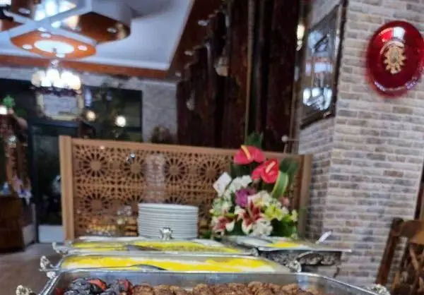 بوفه سلف سرویس کافه و رستوران سنتی سپه شامل کباب و غذاهای ایرانی در فضایی با دکوراسیون سنتی و زیبا