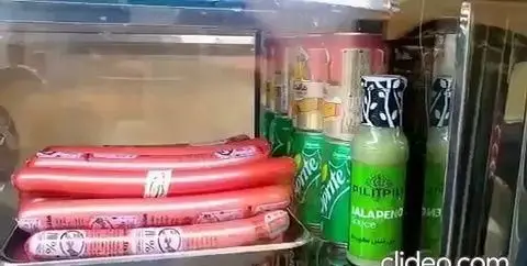 سوسیس‌های خوش‌طعم، اسپرایت خنک و سس هالوپینو پیلیت‌پین در ساندویچ شاپ مزه فرنگ. آماده برای ساندویچ‌های هیجان‌انگیز!