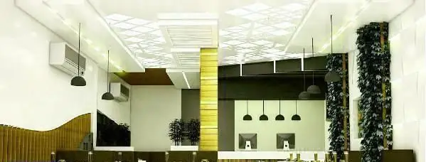 طراحی داخلی لوکس و مدرن فست فود دریم با سقف دکوراتیو، نورپردازی محیطی جذاب، دیوارهای چوبی و دیوارهای سبز طبیعی.