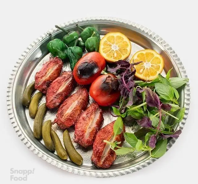دیس شیک کباب جوجه، گوجه کبابی، فلفل دلمه، خیارشور و سبزیجات معطر با لیمو از رستوران نارکباب