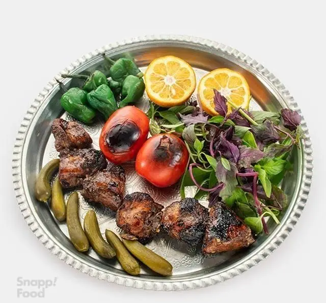 سینی مجلل کباب چنجه و جوجه کبابی رستوران نارکباب با گوجه کبابی، فلفل، لیمو ترش تازه، خیارشور و سبزیجات معطر.