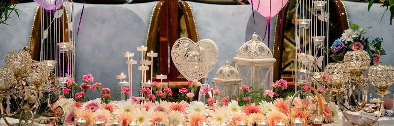 تصویری از میز آرایی رمانتیک و مجلل با گل‌آرایی و شمع‌آرایی در کافه رستوران ارکیده شعبه آرژانتین جهت برگزاری جشن‌ها و مراسم.