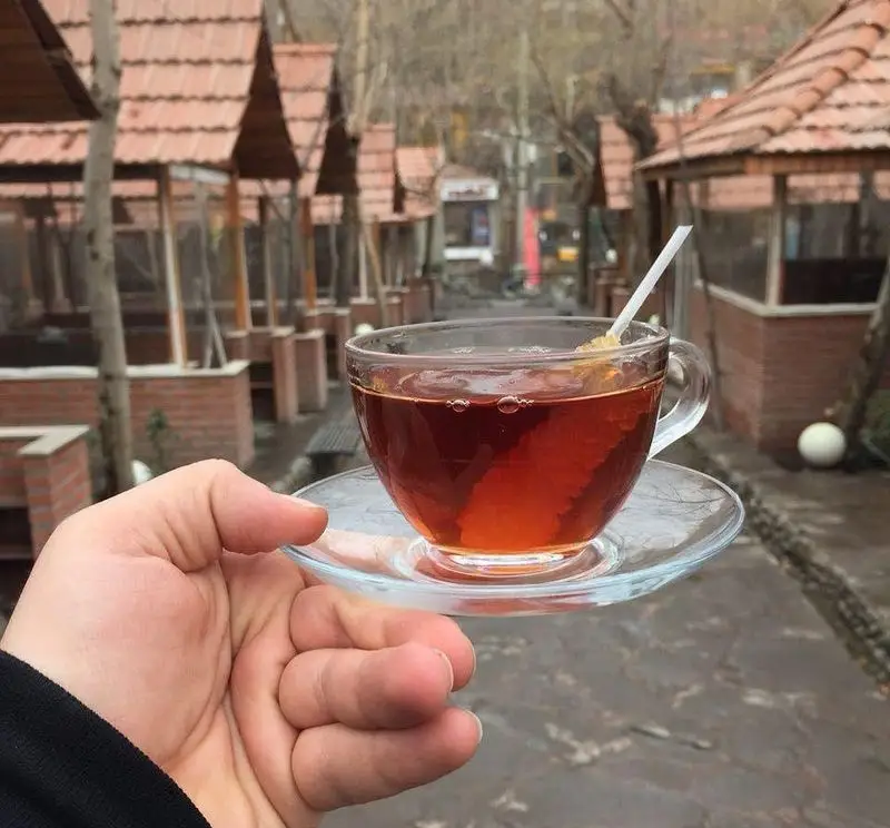 یک فنجان چای داغ با نبات در فضای زیبای آلاچیق های سنتی رستوران ماه و مهر، تجربه ای دلنشین و آرامش بخش.