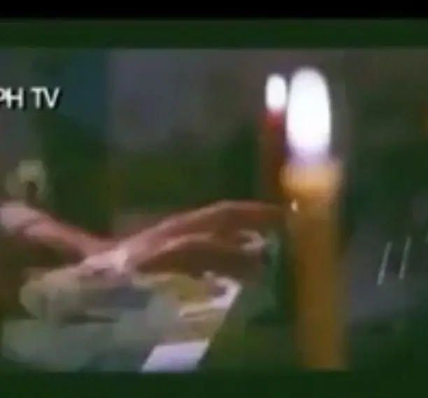 تصویری دلنشین از شمع‌های روشن و دست‌ها بر روی میز در رستوران ماه و مهر، مناسب برای یک شام رمانتیک و فراموش نشدنی.