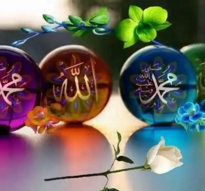 دکوراسیون معنوی و چشم‌نواز با گوی‌های درخشان حامل اسماء متبرکه، انعکاس آرامش و زیبایی در فضای رستوران ماه و مهر.