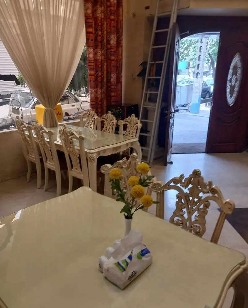 محیط داخلی رستوران ماه و مهر با دکوراسیون شیک، میز و صندلی‌های غذاخوری مجلل و فضایی دلنشین برای پذیرایی از میهمانان.
