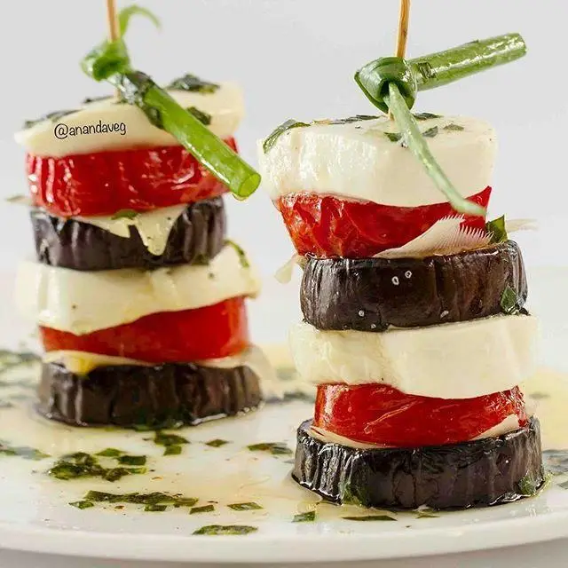 دو برج از بادمجان، گوجه و موزارلای گیاهی، با سس روغن زیتون و سبزیجات معطر، فینگرفود محبوب کافه رستوران گیاهی مادو.