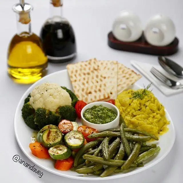 بشقاب غذای رژیمی و سالم کافه رستوران گیاهی مادو با کلم بروکلی، گل کلم، کدو گریل، هویج، لوبیا سبز، پوره و سس پستو.