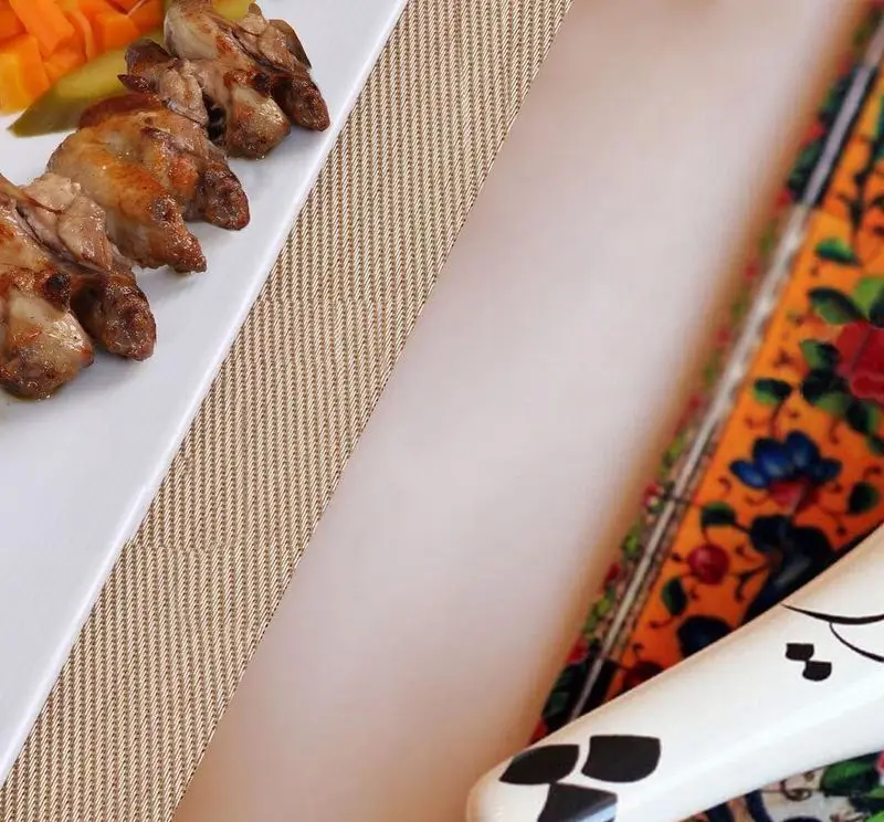 نمایی از غذای سنتی لذیذ رستوران سنتی خوان کرم شامل کباب مرغ یا گوشت، سرو شده در محیطی با رومیزی و ظروف سنتی.