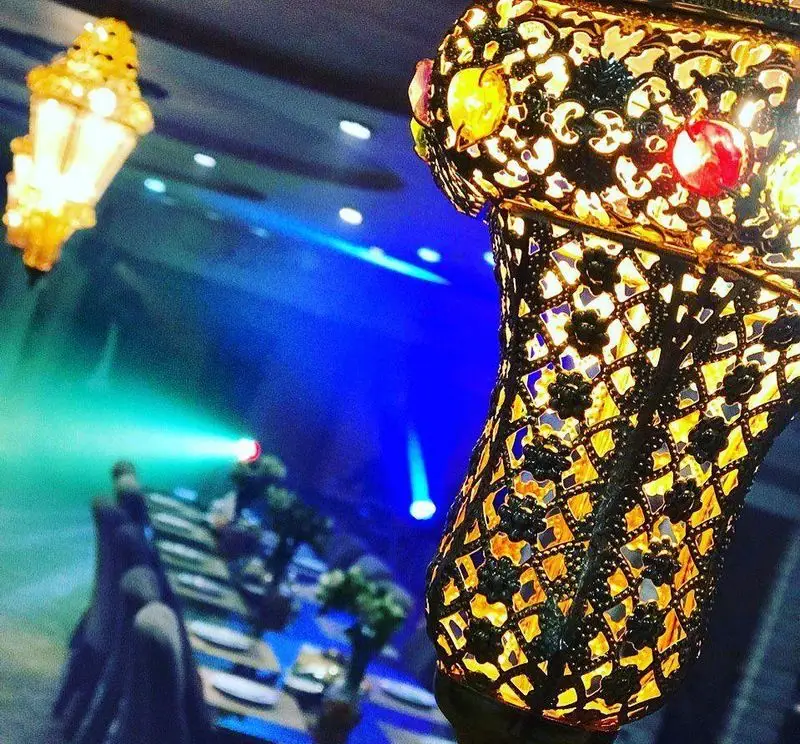 فانوس سنتی زیبای رستوران سنتی خوان کرم با نورپردازی خاص، فضایی دلنشین و اصیل برای تجربه طعم بی‌نظیر غذاهای ایرانی.