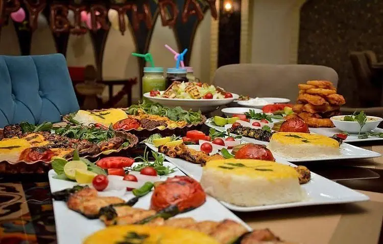 انواع کباب، برنج و غذاهای اصیل ایرانی در سفره مجلل رستوران سنتی خوان کرم، آماده برای میزبانی جشن تولد و لحظات خاطره‌انگیز.