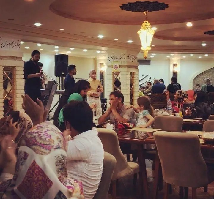 فضای دلنشین رستوران سنتی خوان کرم با موسیقی زنده، مکانی عالی برای دورهمی‌های خانوادگی و تجربه طعم اصیل غذای ایرانی.