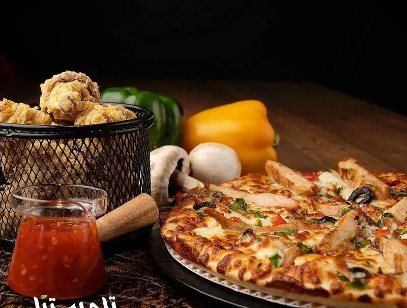 پیتزا مرغ تله پیتزا با قارچ، فلفل دلمه و زیتون، به همراه سوخاری‌های داغ و سس قرمز. بهترین فست فود تله پیتزا.