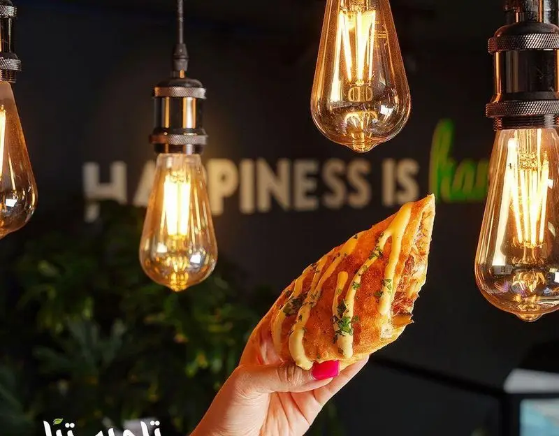 پیتزای خوشمزه فست فود تله پیتزا با نورپردازی زیبا و فضای دلنشین، تجربه غذایی لذت‌بخش را برای شما به ارمغان می‌آورد.