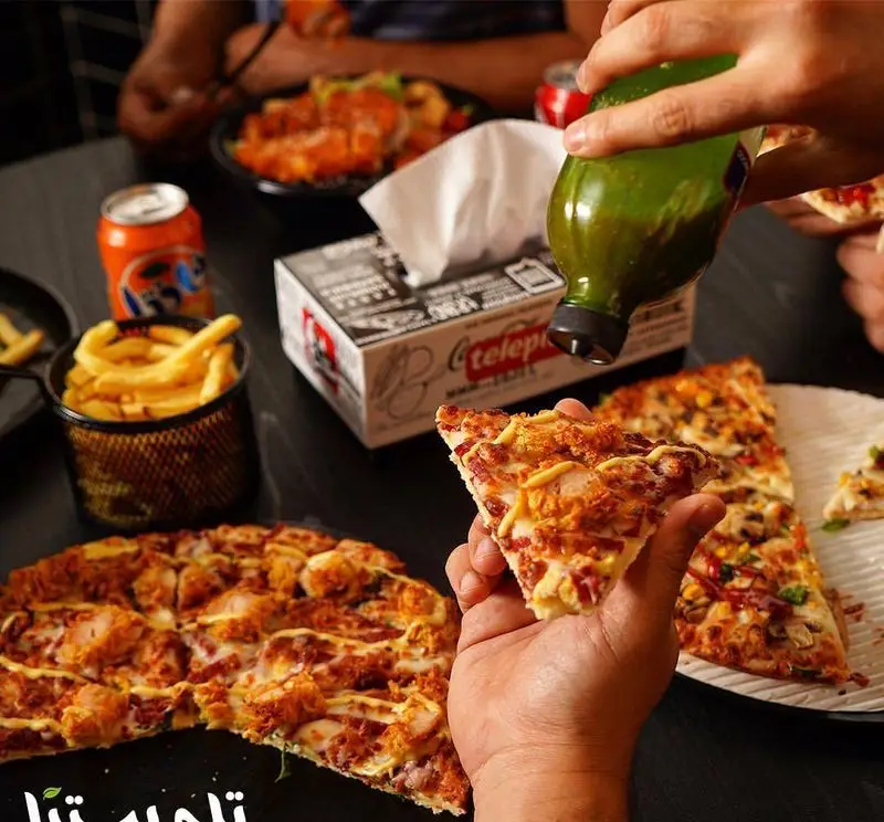 لذت دورهمی در فست فود تله پیتزا با پیتزاهای خوشمزه، سیب زمینی سرخ کرده و نوشیدنی های خنک برای تجربه ای به یادماندنی.