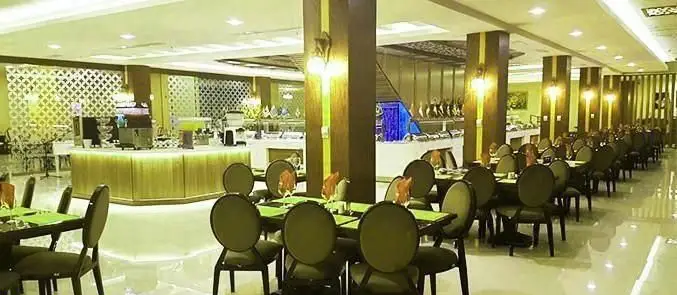 فضای داخلی بزرگ و شیک رستوران شاین، نمایش دهنده چیدمان زیبای میز و صندلی‌ها و بوفه کامل سلف سرویس برای تجربه‌ای لذت‌بخش و خاطره‌انگیز