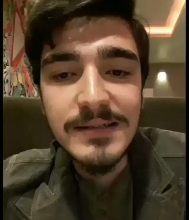 مشتری خوش‌رو در رستوران ایتالیایی رو ب رو، بیانگر تجربه دلپذیر و فضای صمیمی. محیطی ایده‌آل برای یک وعده غذایی فراموش‌نشدنی.