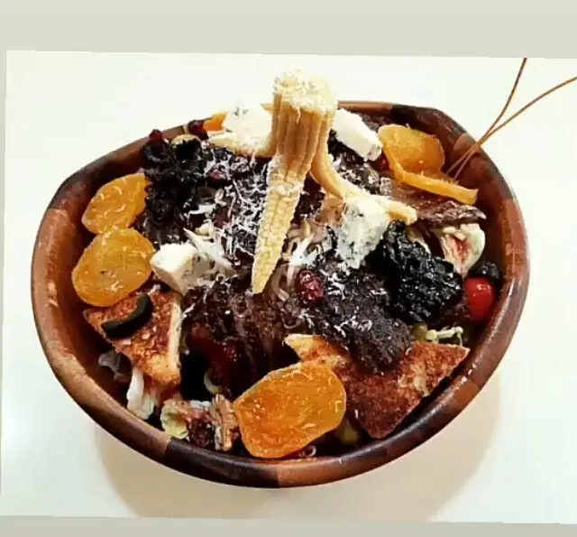 تصویری از سالاد گُرمه و خاص رستوران ایتالیایی رو ب رو؛ ترکیبی از ذرت مینیاتوری، پنیر، میوه‌های خشک و نان کریسپی. طعمی بی‌نظیر.