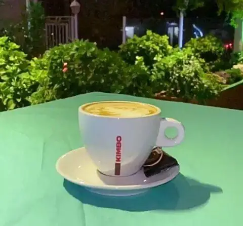 شبی آرام با قهوه کیمبو داغ و لاته آرت در رستوران ایتالیایی رو ب رو. لذت نوشیدنی محبوب در فضای باز و سرسبز ما.