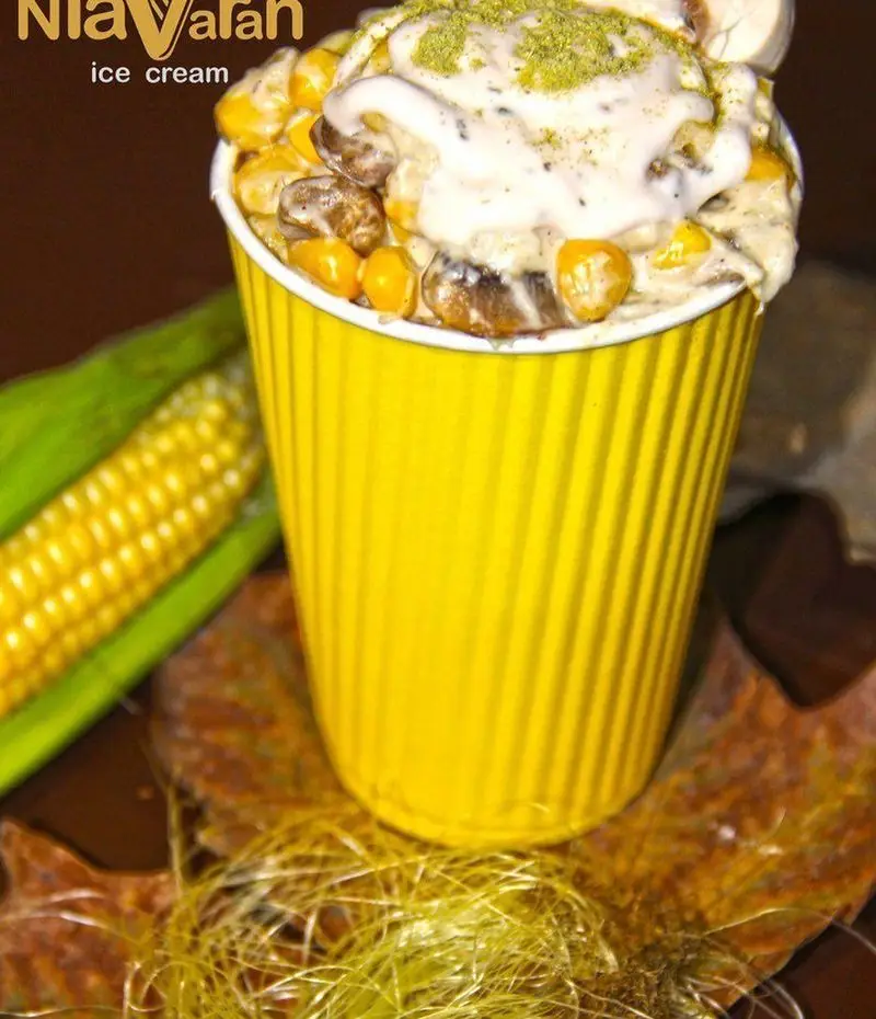 بستنی ذرت خاص و خوشمزه از آبمیوه بستنی نیاوران چمن سابق، تجربه‌ای متفاوت و به‌یادماندنی در تهران.