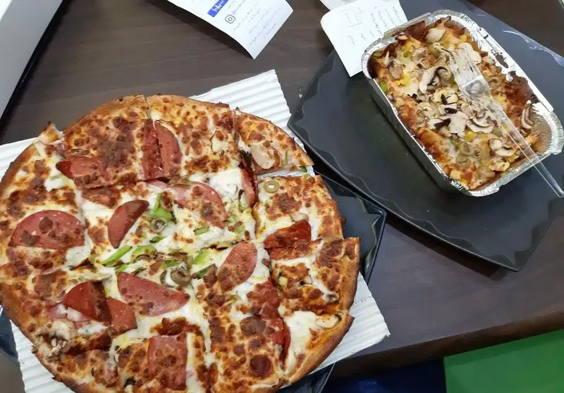 تصویری جذاب از پیتزا مخصوص و غذای آماده در فست فود صدرا، بهترین انتخاب برای یک وعده خوشمزه و باکیفیت. منوی متنوع.