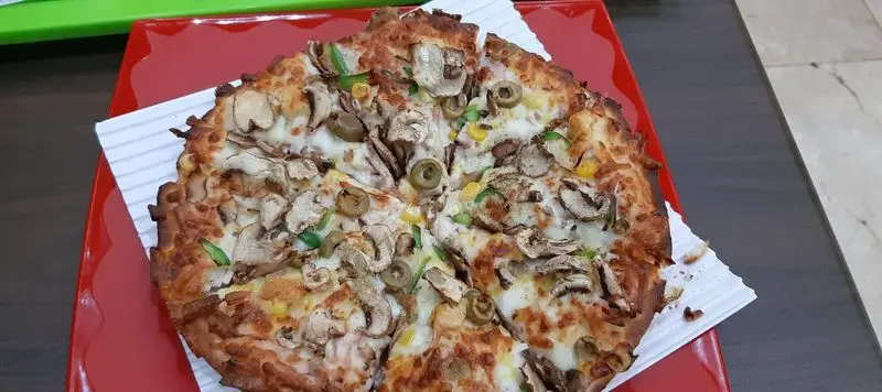 پیتزا قارچ، زیتون، ذرت و فلفل دلمه فست فود صدرا، یک غذای آماده و خوشمزه با پنیر فراوان، مناسب برای دورهمی‌ها و وعده‌های غذایی.
