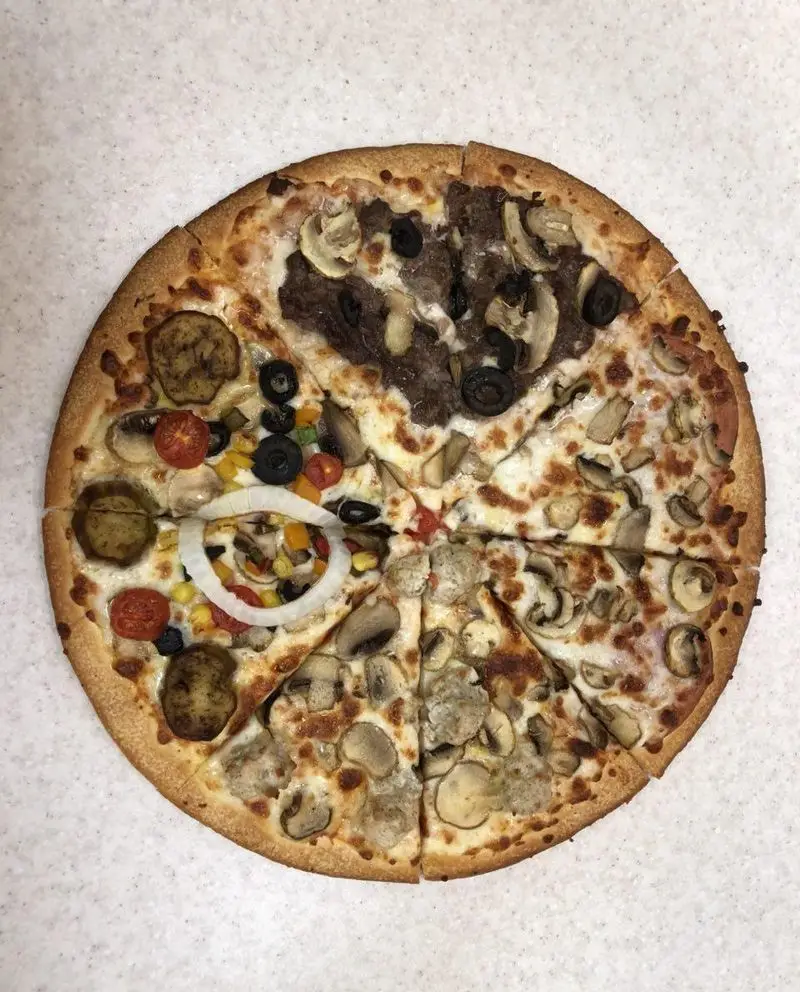 پیتزا میکس چهار فصل خوشمزه فست فود صدرا با ترکیبی دلپذیر از گوشت، قارچ، زیتون، سبزیجات تازه و مرغ. انتخابی عالی برای خانواده.