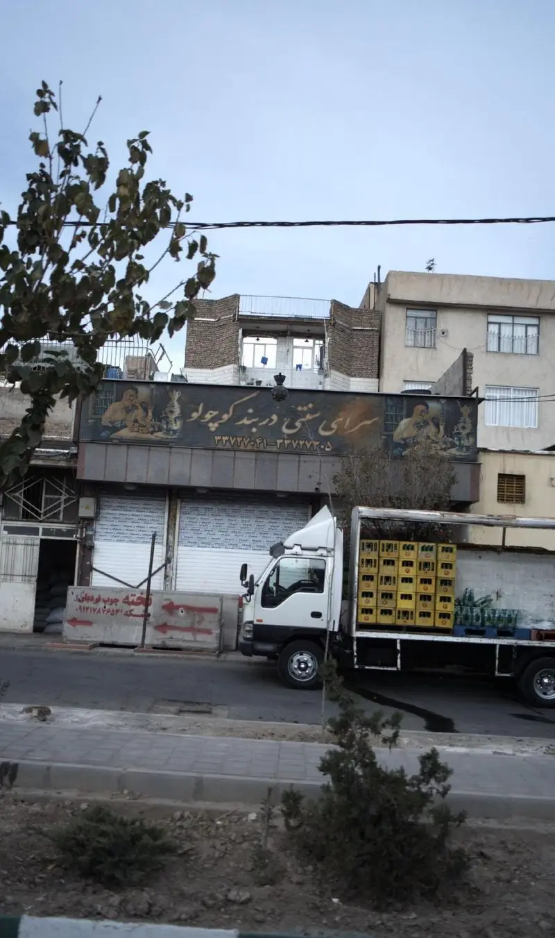 سرای سنتی دربند کوچولو: فضای سنتی و دلنشین، با تابلو و نقاشی‌های زیبا، و شماره تماس ۳۷۷۷۰۲۱-۳۷۷۷۷۲۰۵.