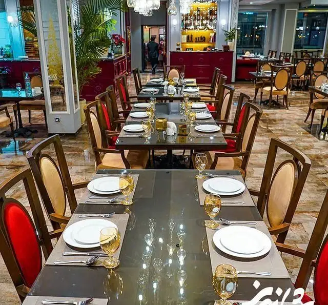 تصویری از فضای داخلی زیبا و لوکس رستوران شاندیز با دکوراسیونی شیک، میزهای غذاخوری آماده و چیدمانی حرفه‌ای برای مهمانان.