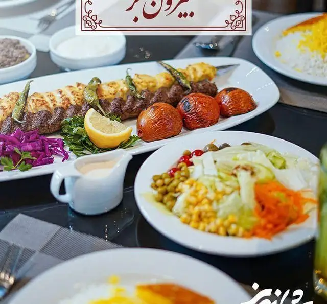 تجربه غذای ایرانی با کباب‌های ممتاز جوجه و کوبیده، برنج زعفرانی، گوجه و سالاد در رستوران شاندیز