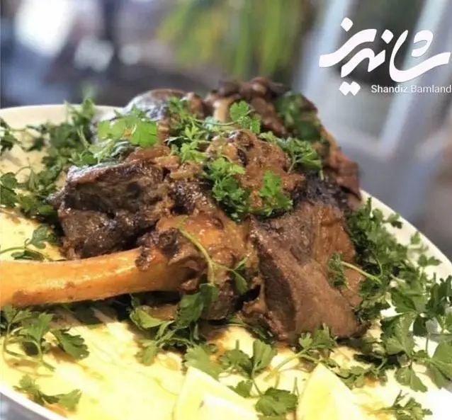 ماهيچه لذیذ رستوران شاندیز باملند، غذای سنتی ایرانی با تزیین جعفری تازه و برش‌های لیمو، مناسب برای یک تجربه غذایی عالی و خاطره‌انگیز.
