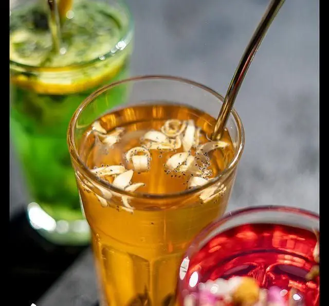 انواع نوشیدنی‌های خنک و دلپذیر در رستوران شاندیز، شامل آبمیوه سبز، دمنوش ویژه با تخم شربتی و نوشیدنی قرمز خوشرنگ.