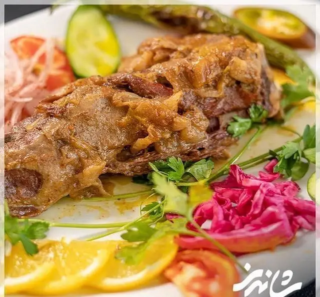تصویر خوراک گوشت بره یا گوساله رستوران شاندیز، یک غذای لذیذ و سنتی ایرانی همراه با پیاز داغ و سبزیجات تازه