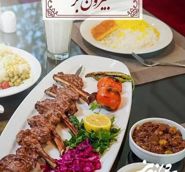 میز پر از غذاهای لذیذ ایرانی در رستوران شاندیز شامل شیشلیک آبدار، چلو کباب، دوغ و سالاد. تجربه غذایی بی‌نظیر.